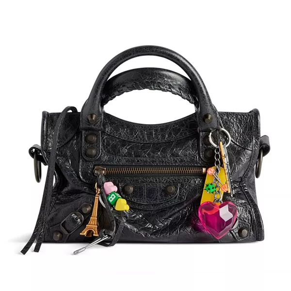 Мини-Сумочка Le City с подвесками Balenciaga, черный
Мини-Сумочка Le City с подвесками Balenciaga, черный