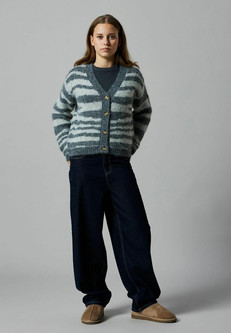 Кардиган LMTD Cardigan, Dark Grey Melange/Mottled Dark Grey
Кардиган LMTD Cardigan, Dark Grey Melange/Mottled Dark Grey