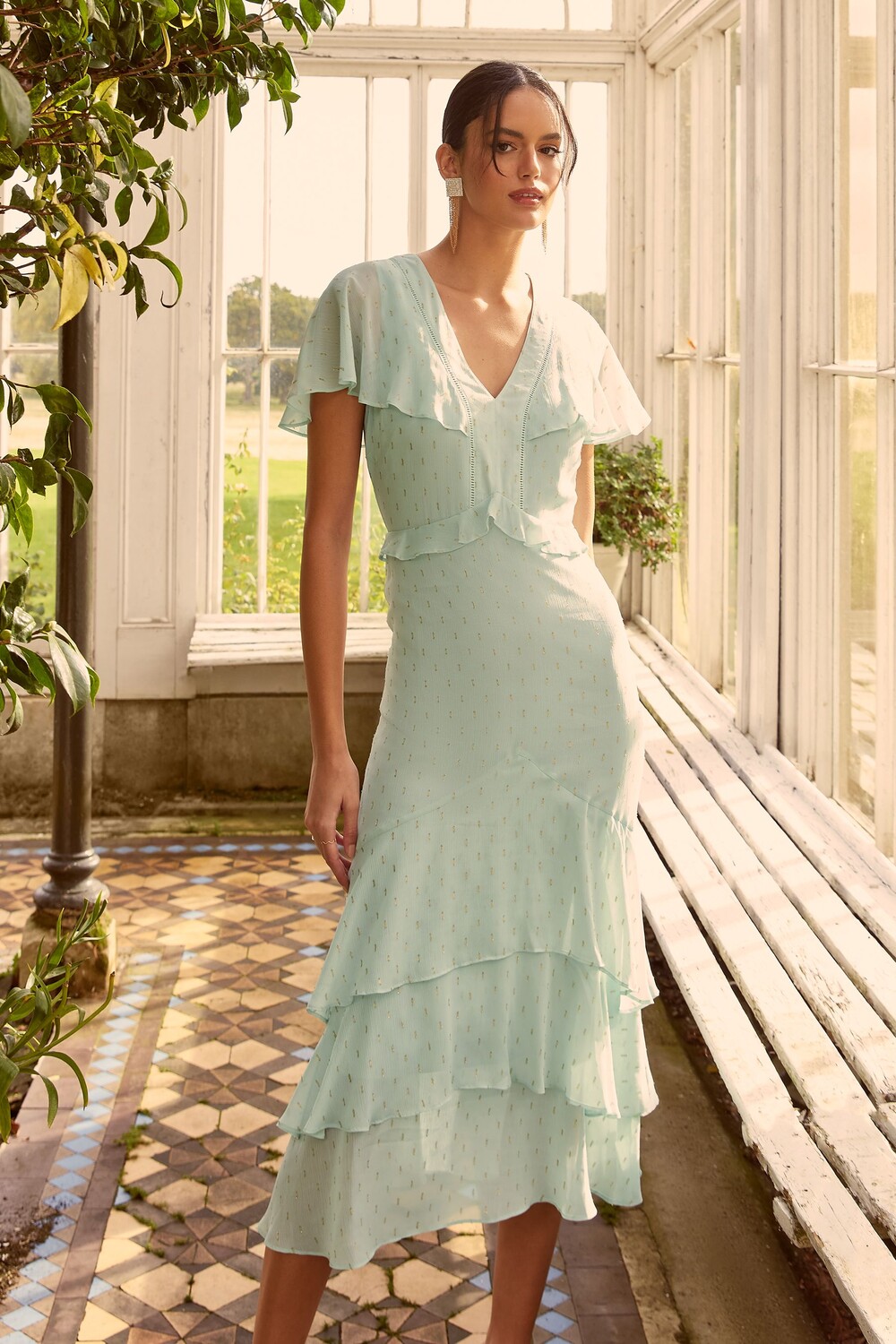 Многослойное летнее платье-макси с расклешенными рукавами и V-образным вырезом с рюшами Love & Roses
Многослойное летнее платье-макси с расклешенными рукавами и V-образным вырезом с рюшами Love & Roses