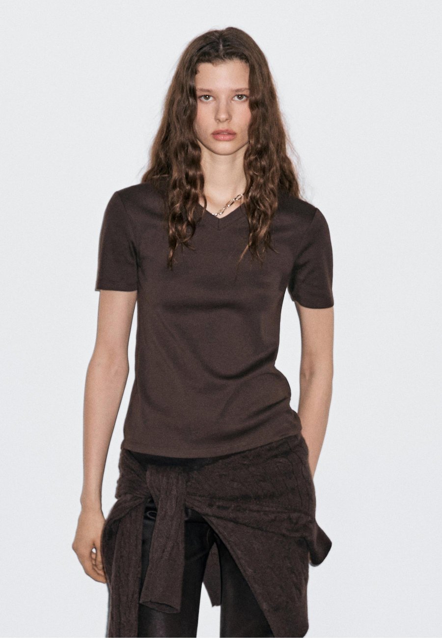 Футболка Massimo Dutti V-NECK SHORT SLEEVE, Dark Brown
Футболка Massimo Dutti V-NECK SHORT SLEEVE, Dark Brown