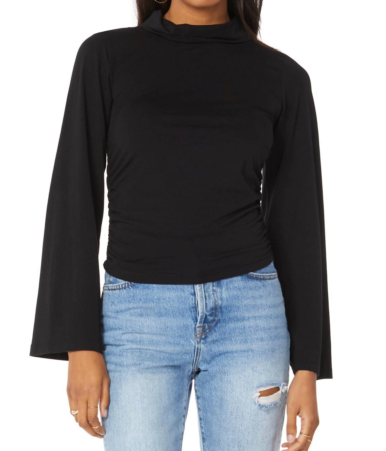 Черный топ с высоким воротником и расклешенными рукавами Bobi
Черный топ с высоким воротником и расклешенными рукавами Bobi