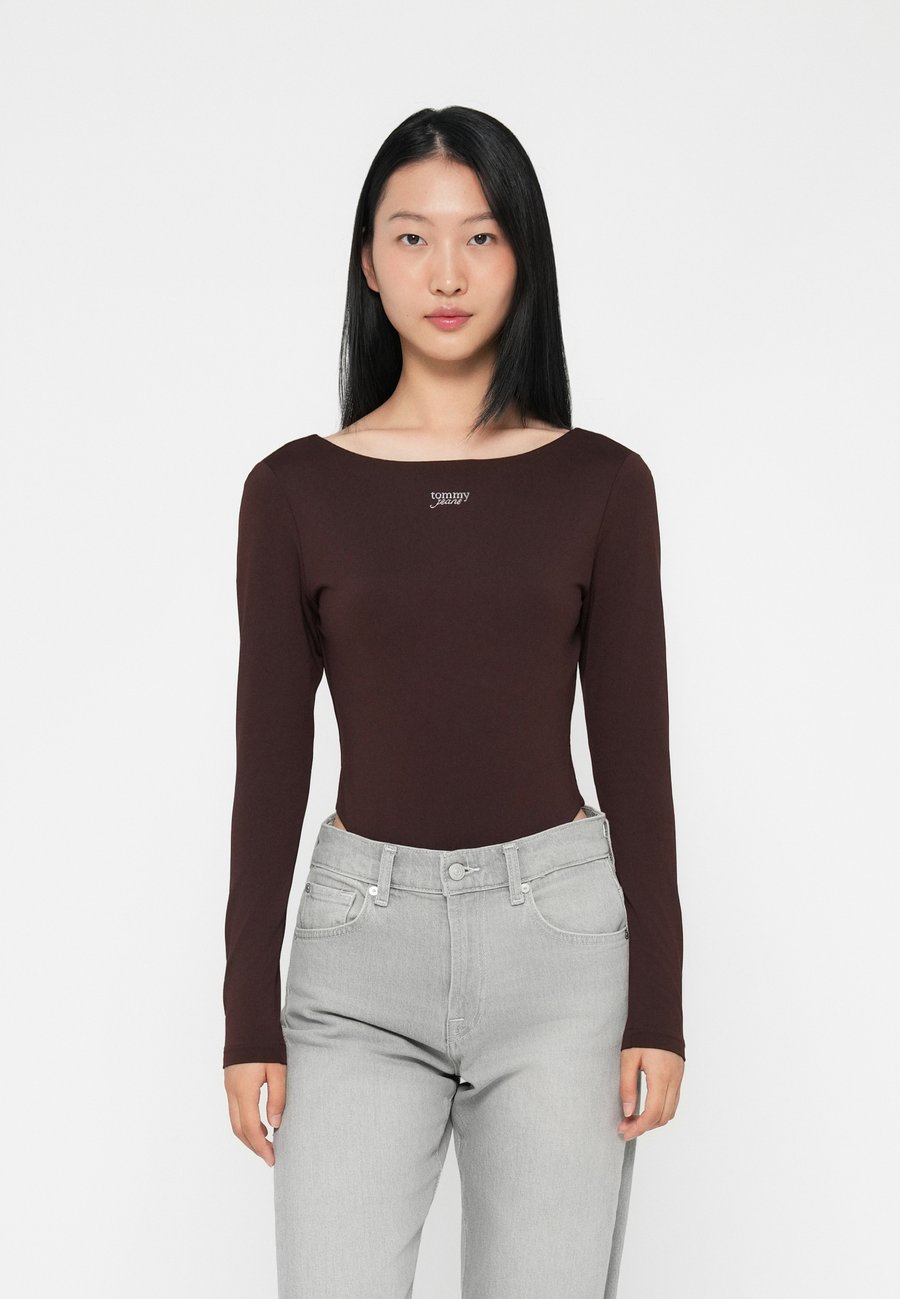 Топ Tommy Jeans SCRIPT , Rich Brown/Brown
Топ Tommy Jeans SCRIPT , Rich Brown/Brown