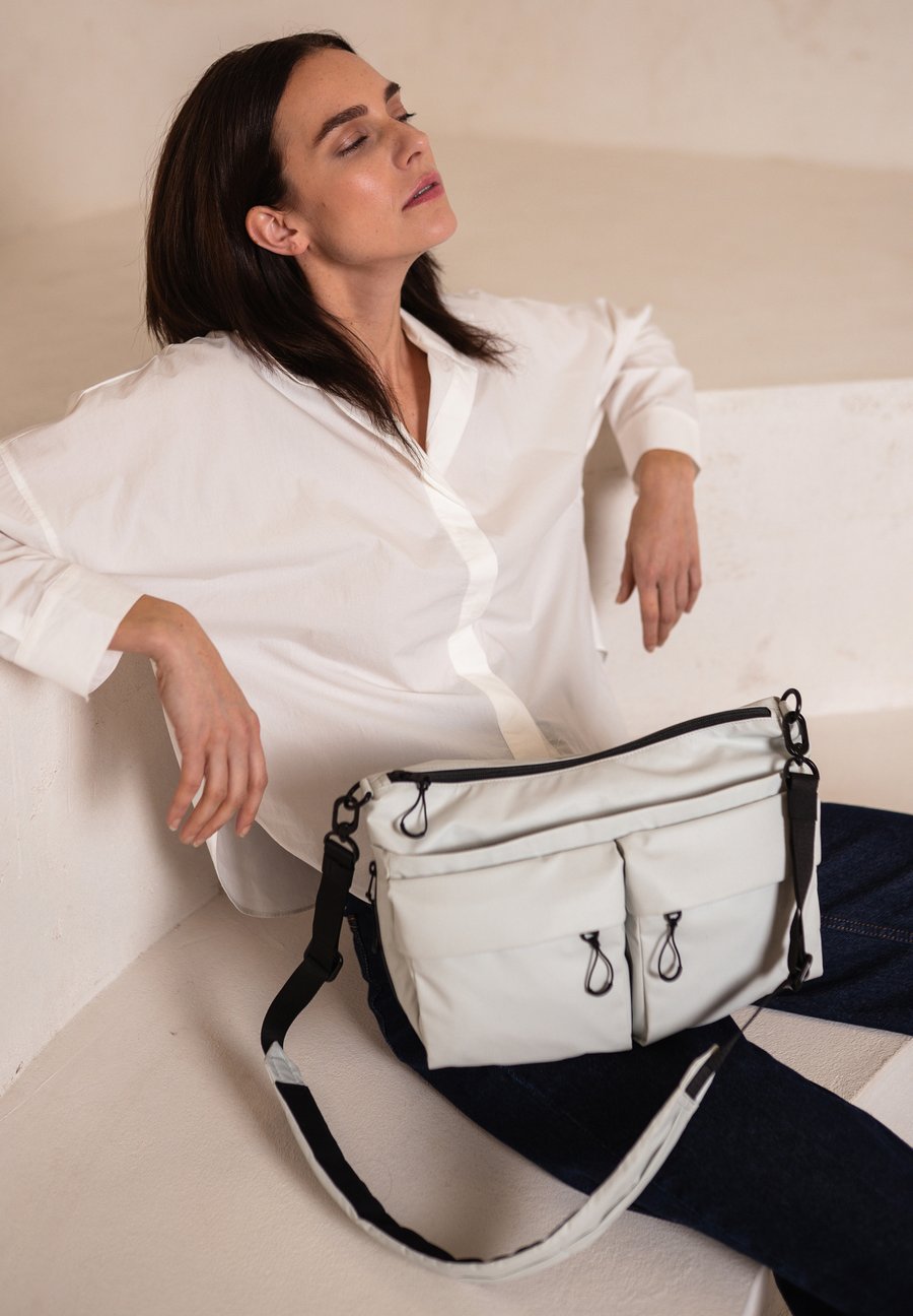 Сумка кросс-боди Aunts & Uncles OMONO RE LITE, Cloud Nine/White
Сумка кросс-боди Aunts & Uncles OMONO RE LITE, Cloud Nine/White