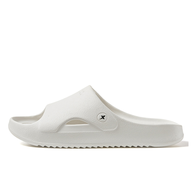Быстросохнущие и износостойкие тапочки-слайды для мужчин XTEP, White
Быстросохнущие и износостойкие тапочки-слайды для мужчин XTEP, White