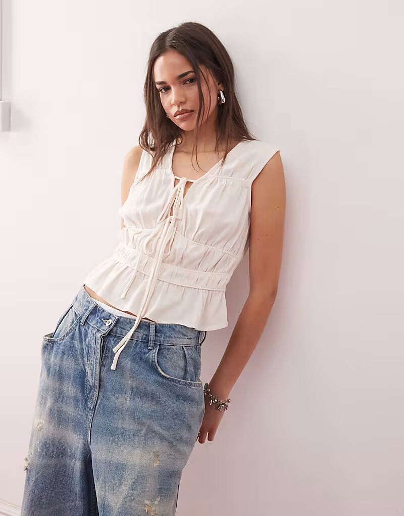 Топ Reclaimed Vintage с завязкой спереди из смеси льна цвета экрю
Топ Reclaimed Vintage с завязкой спереди из смеси льна цвета экрю
