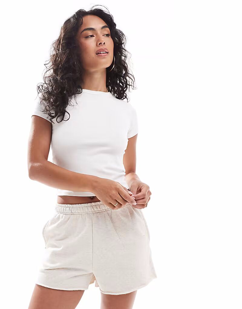 Классические мини-шорты из флиса кремового цвета Cotton On
Классические мини-шорты из флиса кремового цвета Cotton On