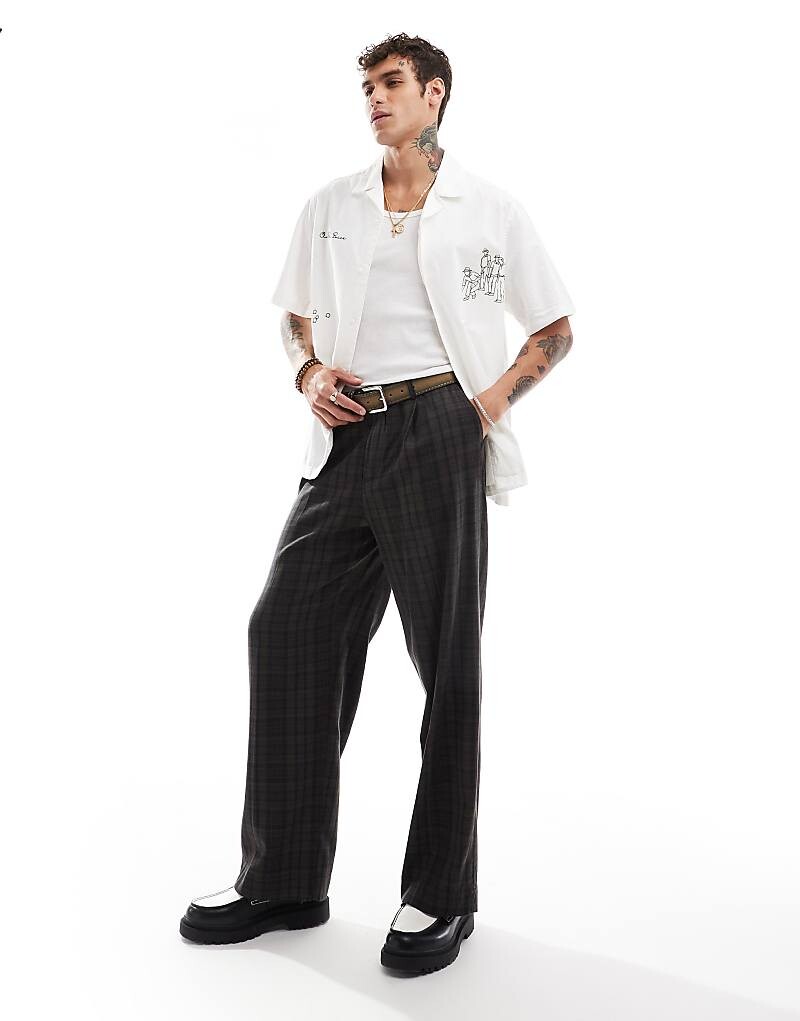 Weekday – Uno – Брюки строгого кроя в коричнево-серую клетку
Weekday – Uno – Брюки строгого кроя в коричнево-серую клетку