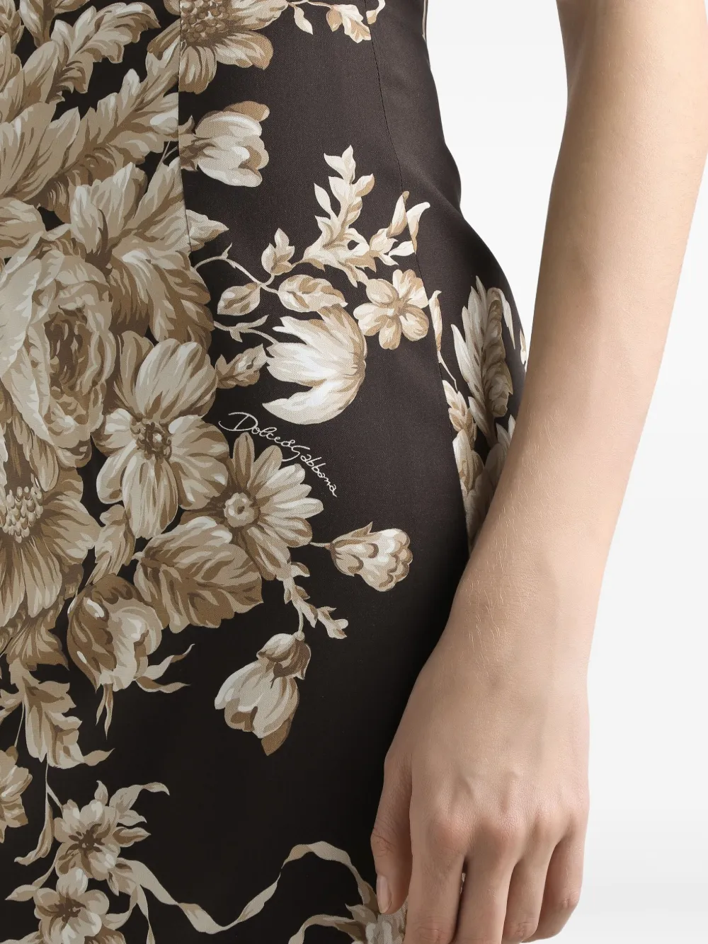 Платье миди с цветочным принтом DOLCE & GABBANA, коричневый
Платье миди с цветочным принтом DOLCE & GABBANA, коричневый