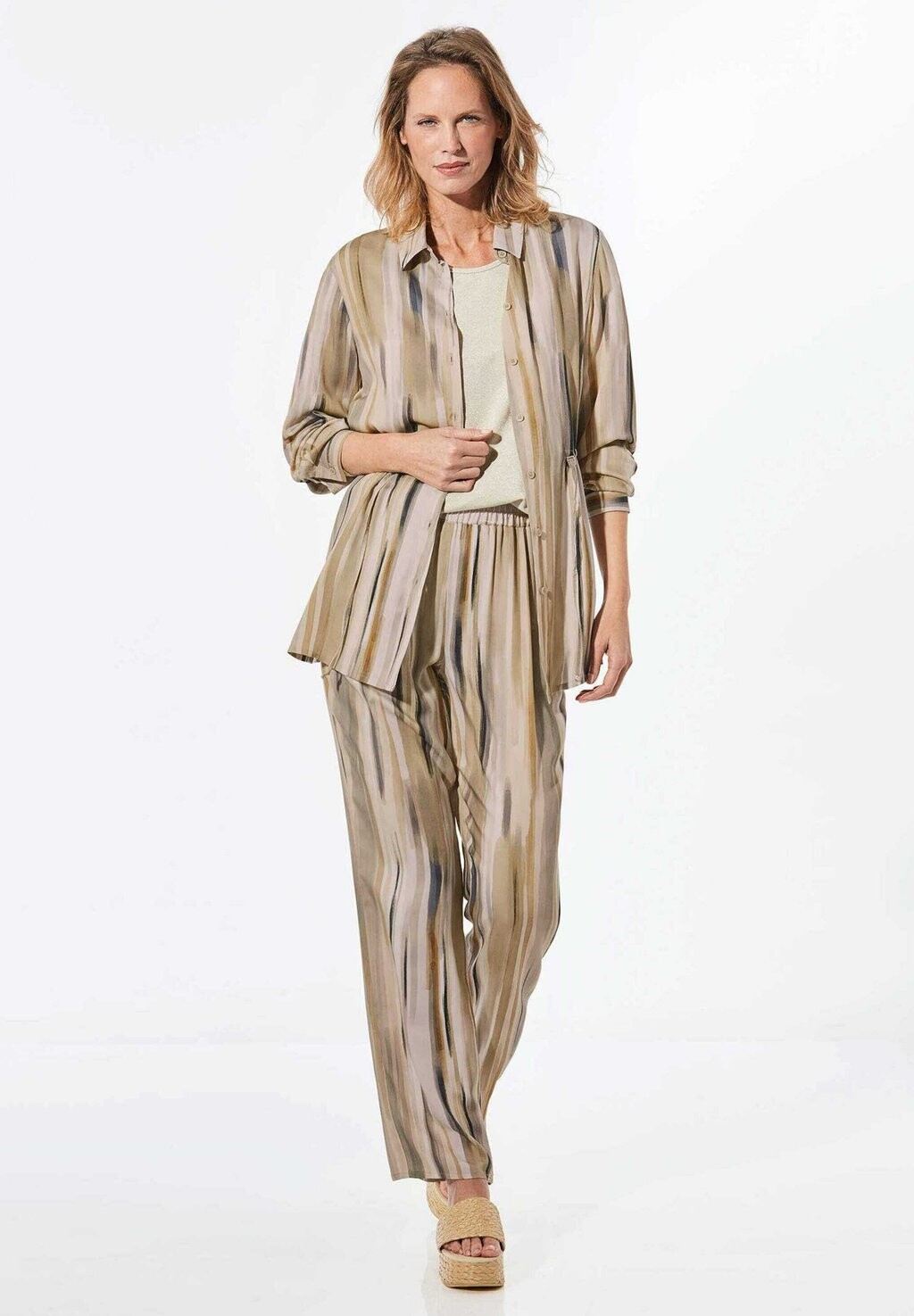 Блузка на пуговицах MIT BINDEGÜRTEL GOLDNER, бежевый
Блузка на пуговицах MIT BINDEGÜRTEL GOLDNER, бежевый