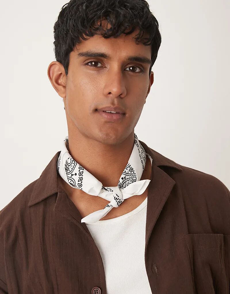 Бандана ASOS DESIGN с узором пейсли белого и черного цветов
Бандана ASOS DESIGN с узором пейсли белого и черного цветов