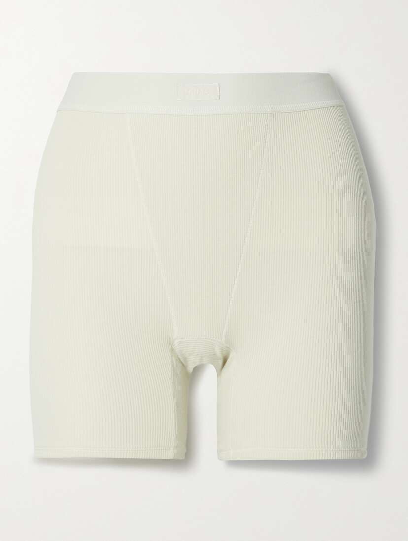 Хлопковые шорты-боксеры из джерси с ребристым узором из смеси хлопка - кость Skims, бежевый
Хлопковые шорты-боксеры из джерси с ребристым узором из смеси хлопка - кость Skims, бежевый