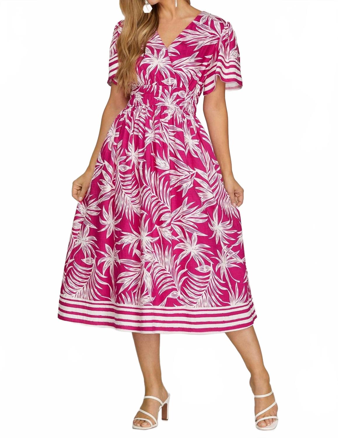 Короткий рукав, миди-платье из ткани с тропическим принтом в розовом цвете SHE + SKY
Короткий рукав, миди-платье из ткани с тропическим принтом в розовом цвете SHE + SKY
