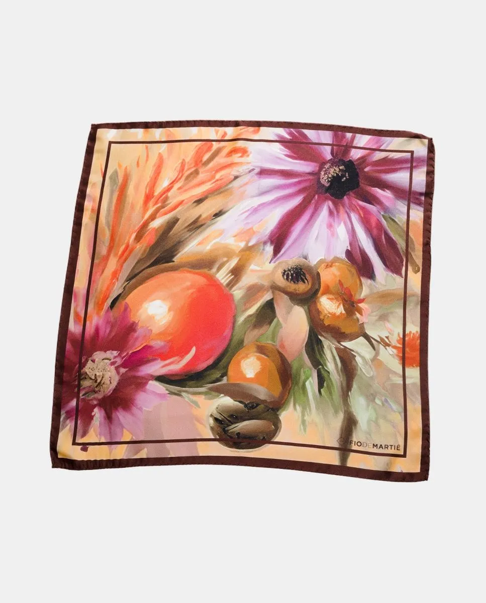 Шелковая бандана с цветочным принтом в бежевых и фиолетовых тонах Fio de Martié
Шелковая бандана с цветочным принтом в бежевых и фиолетовых тонах Fio de Martié