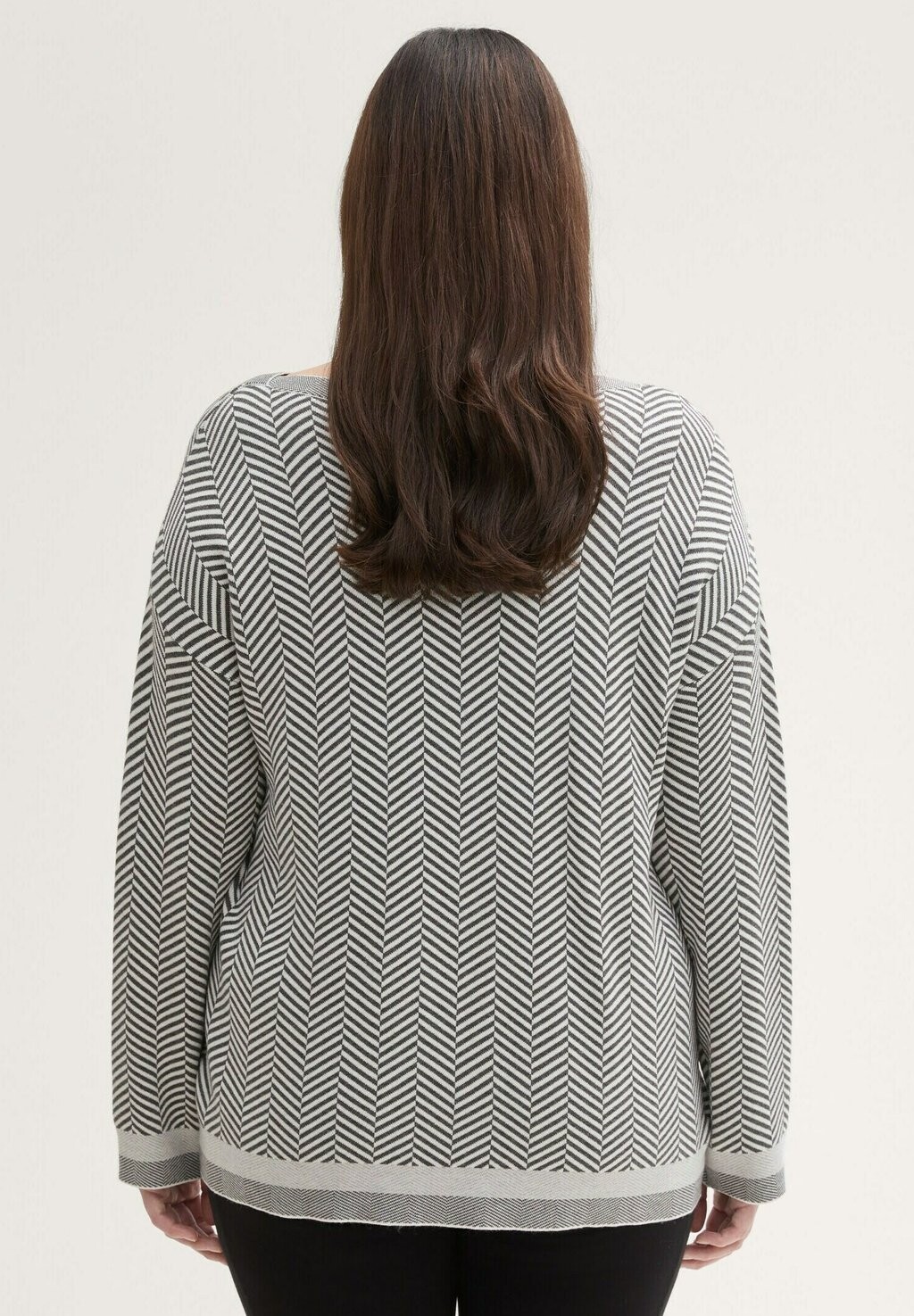 Джемпер MIT FISCHGRÄTENMUSTER TOM TAILOR, светло-серый
Джемпер MIT FISCHGRÄTENMUSTER TOM TAILOR, светло-серый