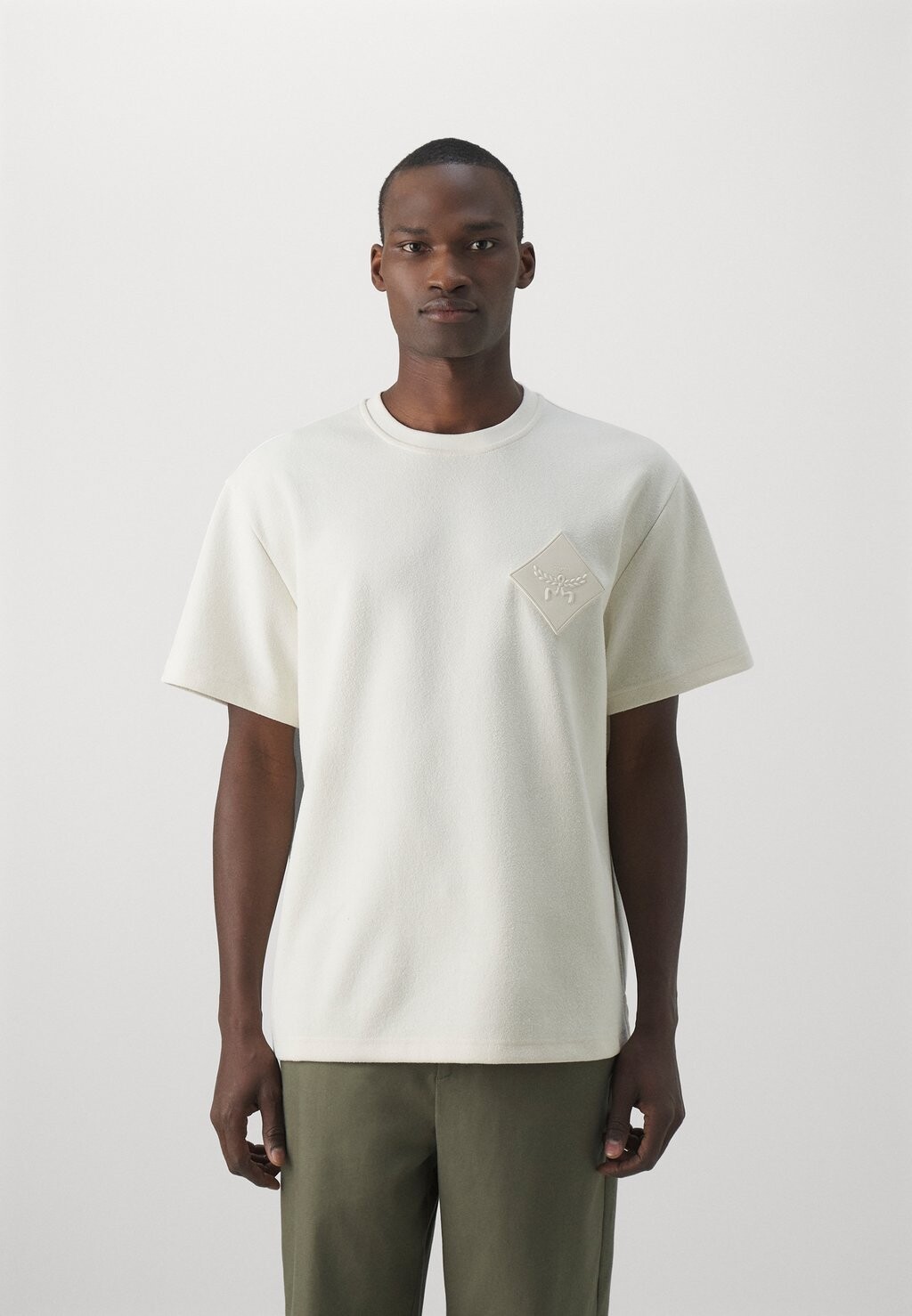 Футболка базовая COL BOUCLE MCM, цвет ivory
Футболка базовая COL BOUCLE MCM, цвет ivory