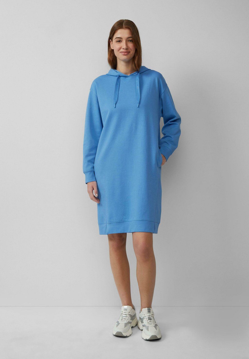 Повседневное платье MIT SEITLICHEN EINGRIFFTASCHEN UND KAPUZE s.Oliver, синий
Повседневное платье MIT SEITLICHEN EINGRIFFTASCHEN UND KAPUZE s.Oliver, синий
