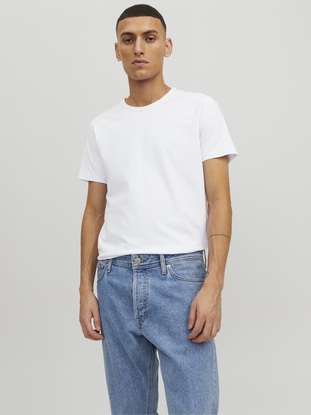 Базовая футболка Basic O-Neck Tee Jack & Jones, цвет optical white
Базовая футболка Basic O-Neck Tee Jack & Jones, цвет optical white