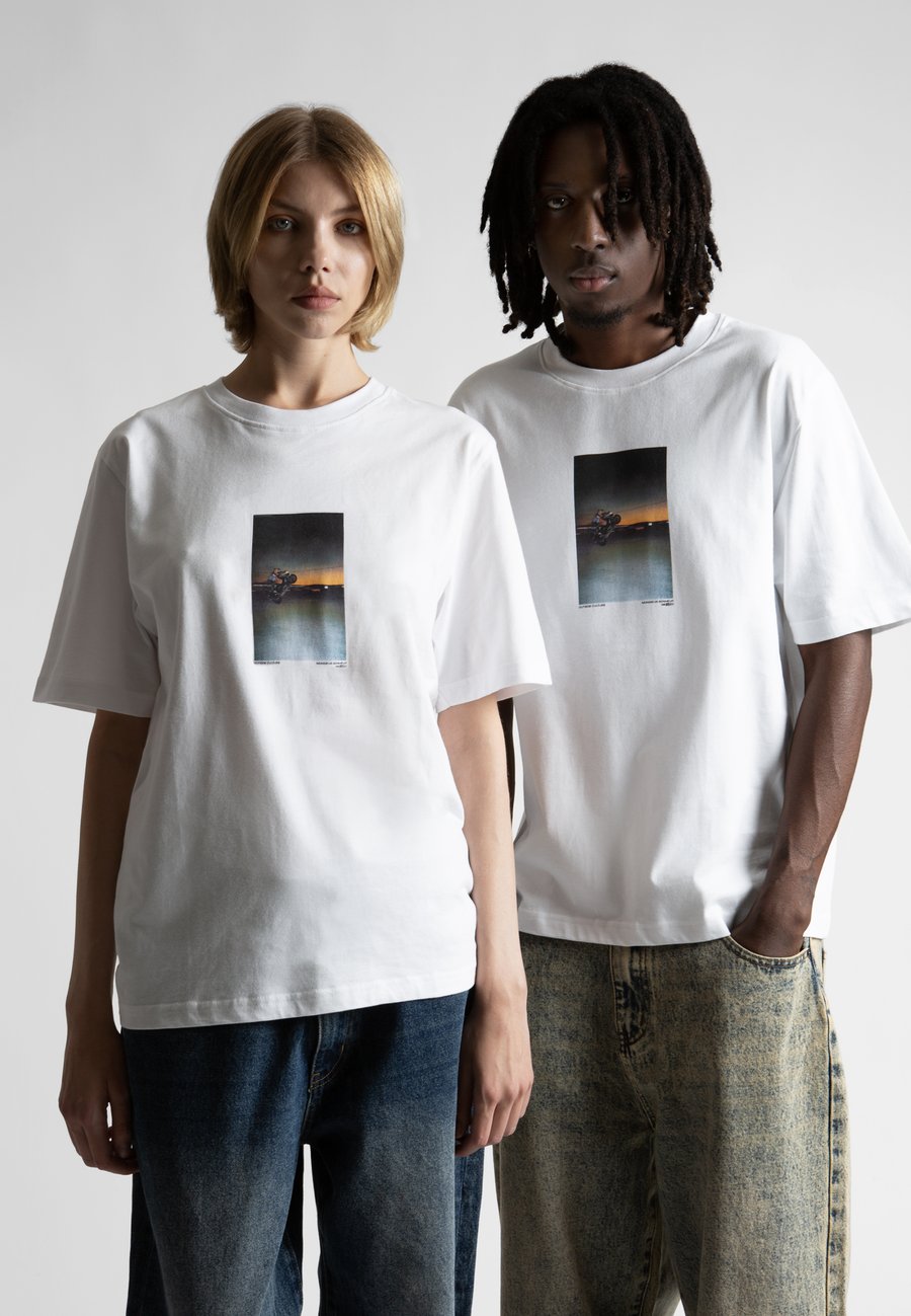 Футболка Wasted Paris MONSIEUR BONHEUR UNISEX, White, Белый, Футболка Wasted Paris MONSIEUR BONHEUR UNISEX, White
Футболка Wasted Paris MONSIEUR BONHEUR UNISEX, White, Белый, Футболка Wasted Paris MONSIEUR BONHEUR UNISEX, White