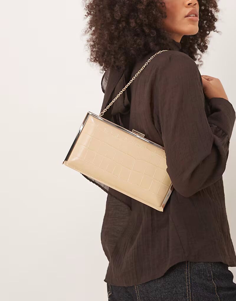 Сумка-клатч с покрытием в форме квадрата из кремовой крокодиловой кожи Asos Design
Сумка-клатч с покрытием в форме квадрата из кремовой крокодиловой кожи Asos Design