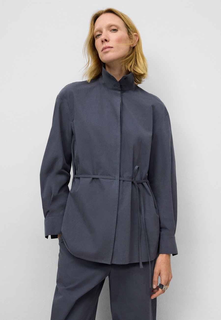 Блуза ADOLFO DOMINGUEZ BAND COLLAR WITH BELT, Dark Grey
Блуза ADOLFO DOMINGUEZ BAND COLLAR WITH BELT, Dark Grey