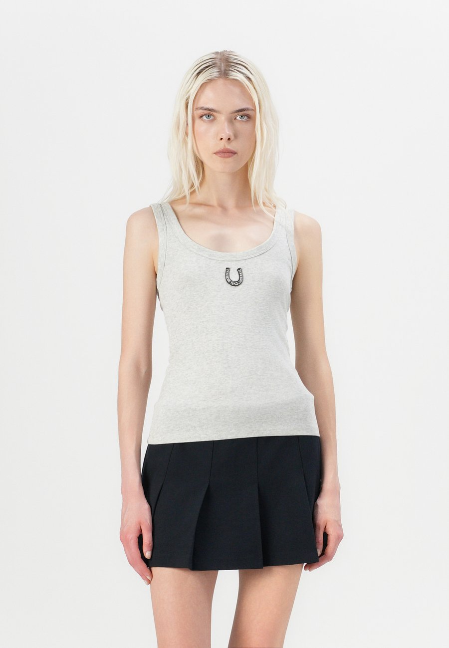 Топ Abercrombie & Fitch BARE SCOOP HORSESHOE TANK, White
Топ Abercrombie & Fitch BARE SCOOP HORSESHOE TANK, White