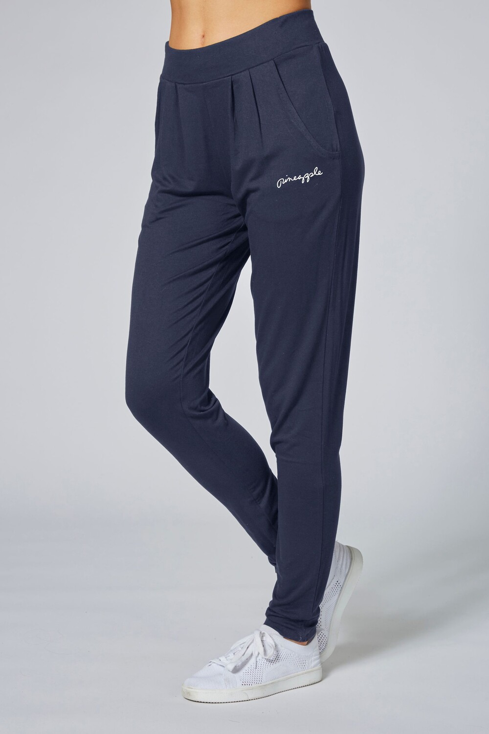 Черные брюки свободного кроя из вискозного трикотажа Pineapple, серый
Черные брюки свободного кроя из вискозного трикотажа Pineapple, серый