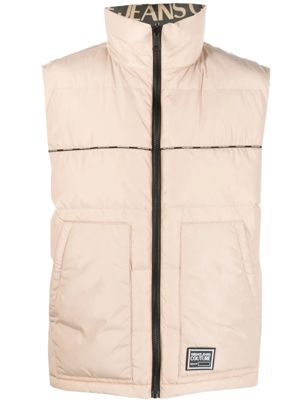 Стеганый жилет с нашивкой-логотипом Versace Jeans Couture, нейтральный
Стеганый жилет с нашивкой-логотипом Versace Jeans Couture, нейтральный