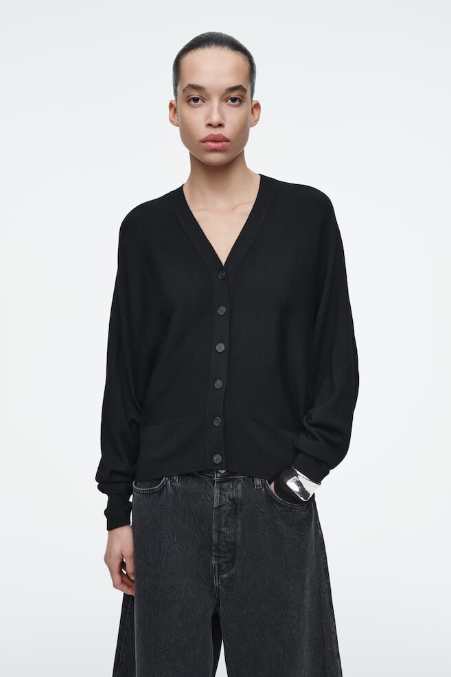 Кардиган из мериносовой шерсти с рукавами «летучая мышь» Cos, черный
Кардиган из мериносовой шерсти с рукавами «летучая мышь» Cos, черный