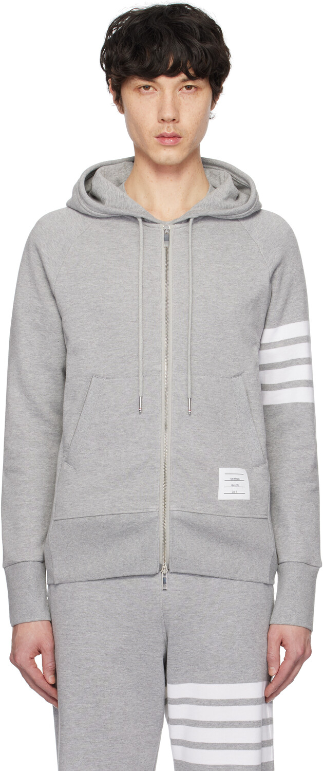 Серая классическая толстовка с капюшоном с петлевой спинкой и 4-мя полосками на молнии Thom Browne
Серая классическая толстовка с капюшоном с петлевой спинкой и 4-мя полосками на молнии Thom Browne