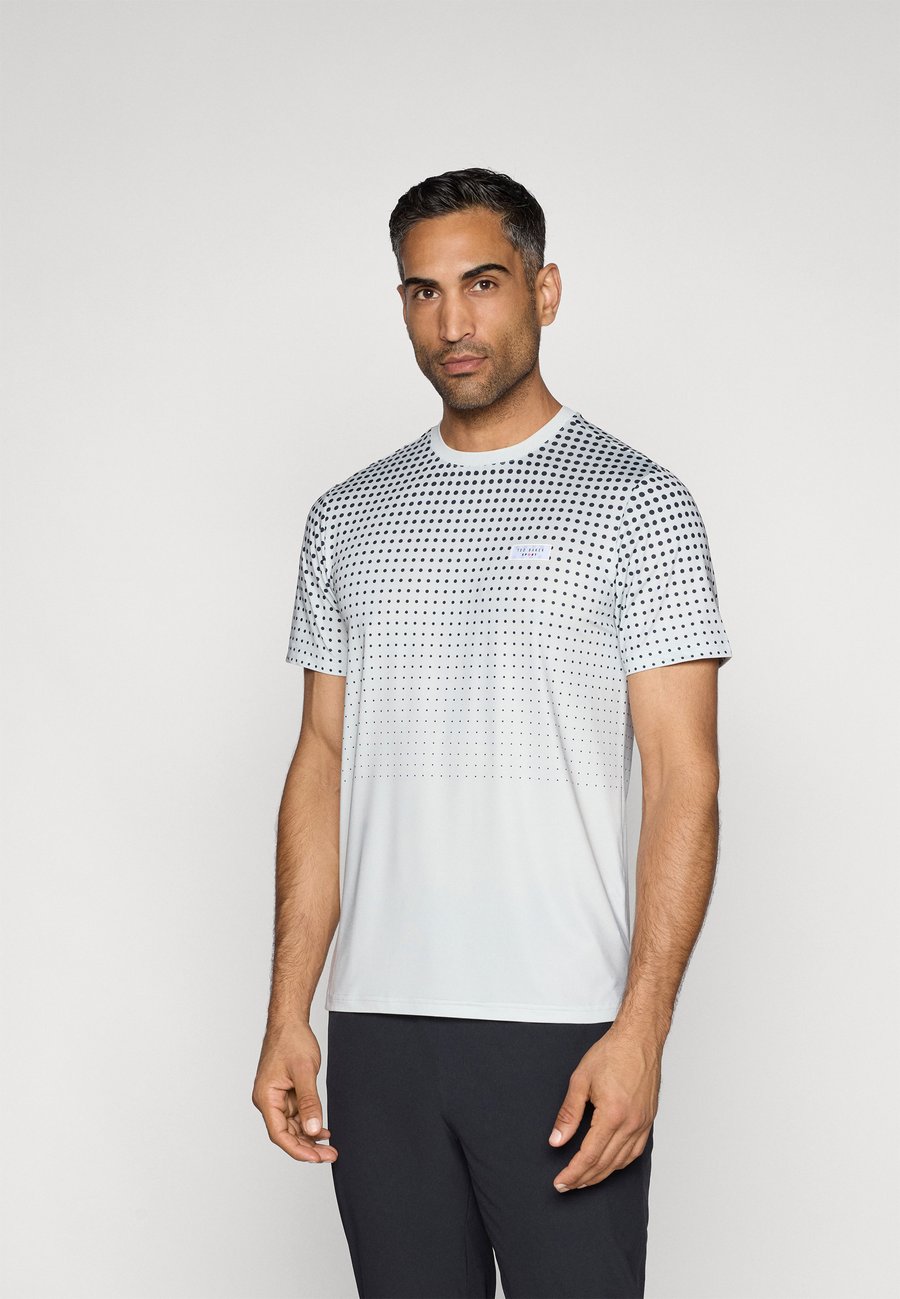 Футболка Ted Baker Sports ETHAN, Ballad Blue/Dark Sapphire/Blue, Синий, Футболка Ted Baker Sports ETHAN, Ballad Blue/Dark Sapphire/Blue
Футболка Ted Baker Sports ETHAN, Ballad Blue/Dark Sapphire/Blue, Синий, Футболка Ted Baker Sports ETHAN, Ballad Blue/Dark Sapphire/Blue