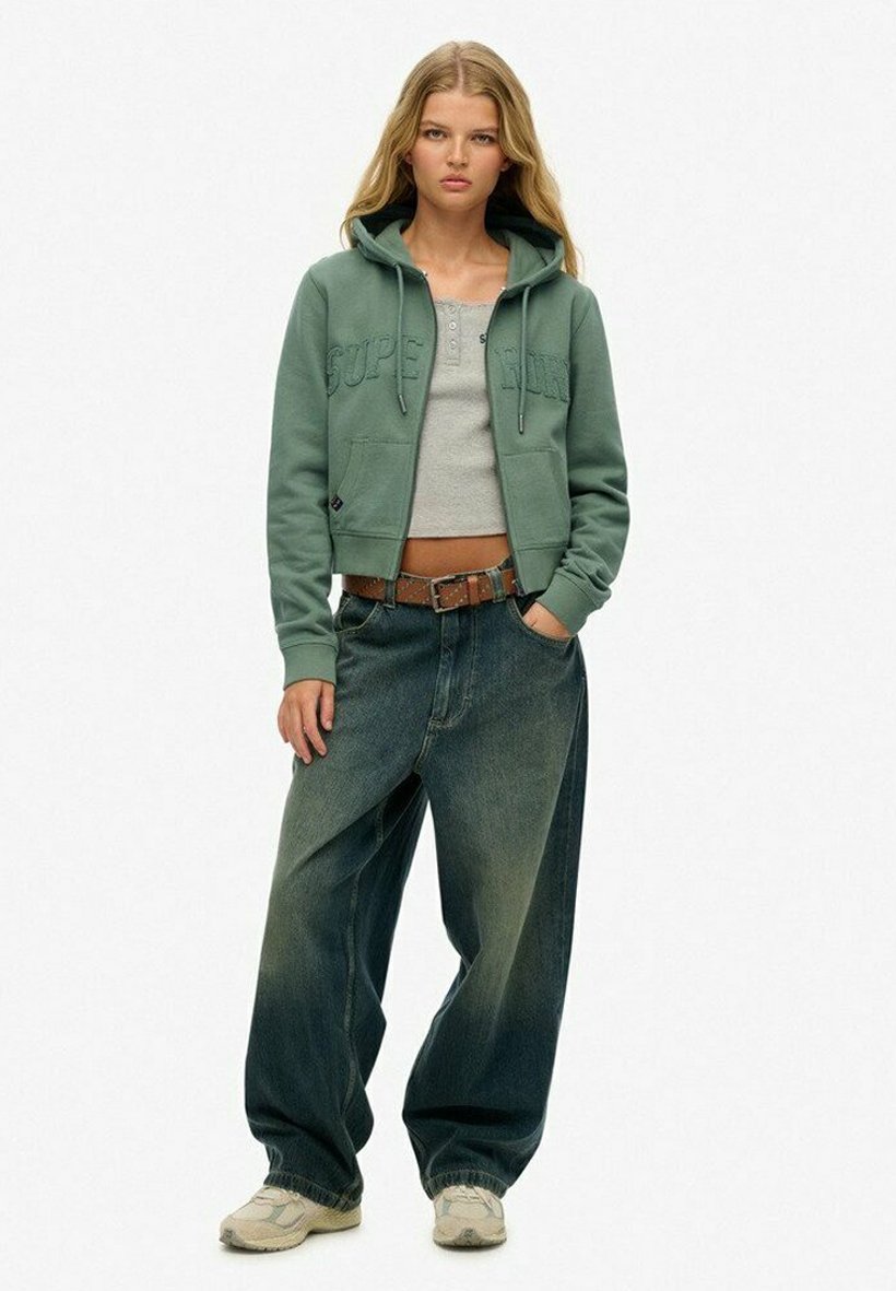 Толстовка на молнии ATHLETIC ESSENTIALS TONAL CROPPED Superdry, зеленый
Толстовка на молнии ATHLETIC ESSENTIALS TONAL CROPPED Superdry, зеленый