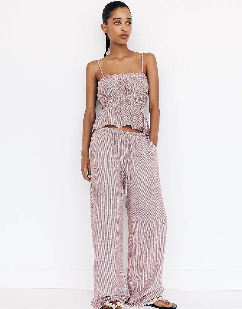 Полосатые спортивные брюки Pull&Bear в деревенском стиле бордового цвета
Полосатые спортивные брюки Pull&Bear в деревенском стиле бордового цвета