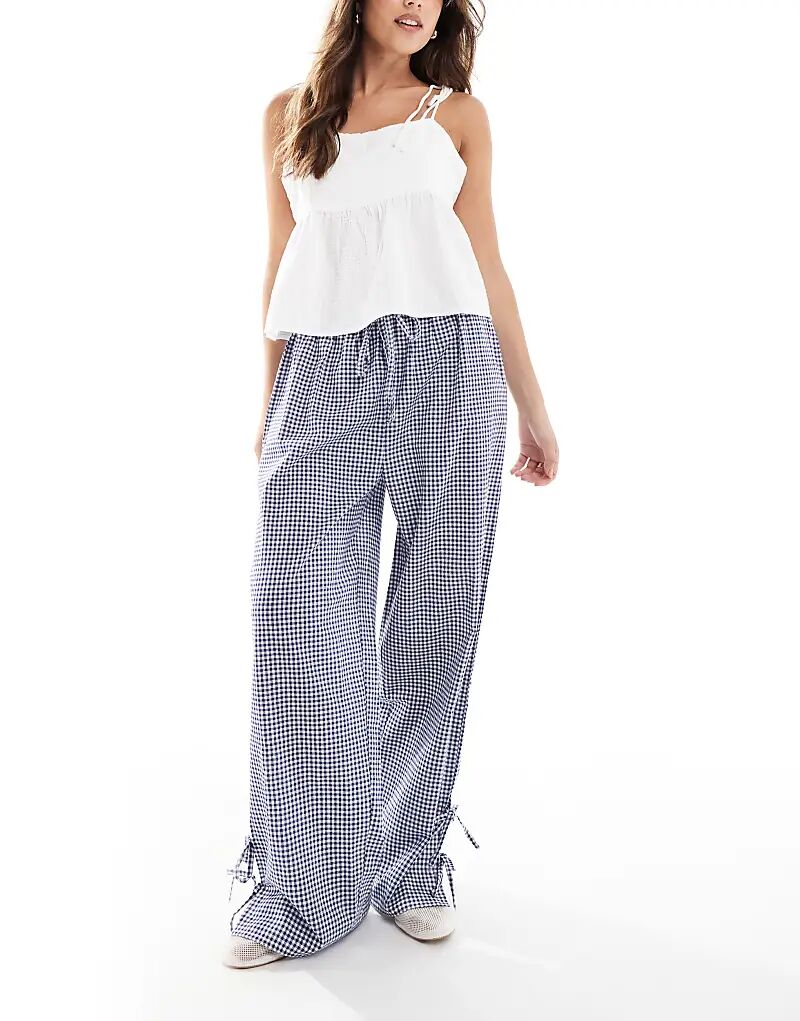 Брюки в клетку с завязками по бокам от Wednesday's Girl темно-синего цвета
Брюки в клетку с завязками по бокам от Wednesday's Girl темно-синего цвета