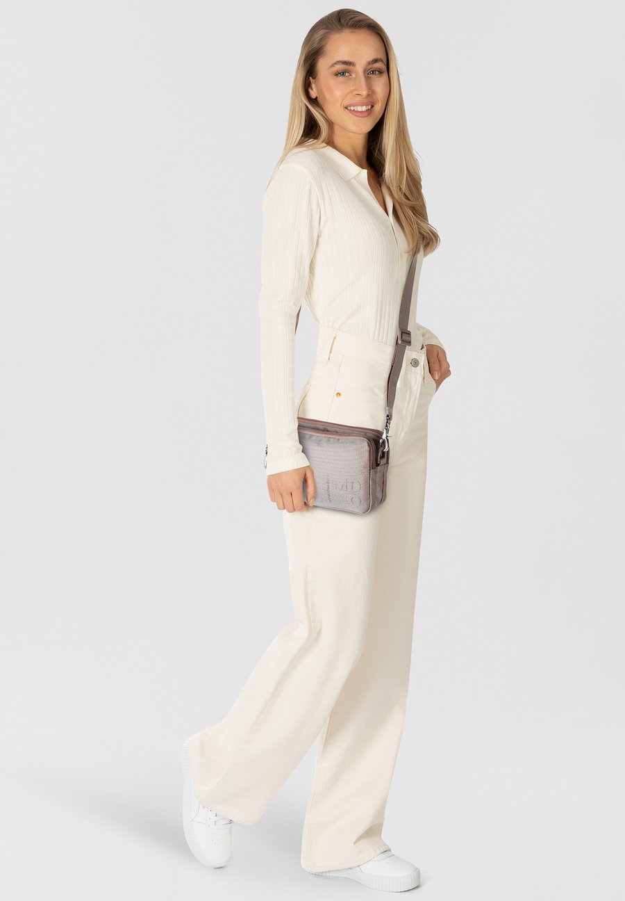 Сумка кросс-боди Mandarina Duck Cross body bag, Taupe/Brown
Сумка кросс-боди Mandarina Duck Cross body bag, Taupe/Brown