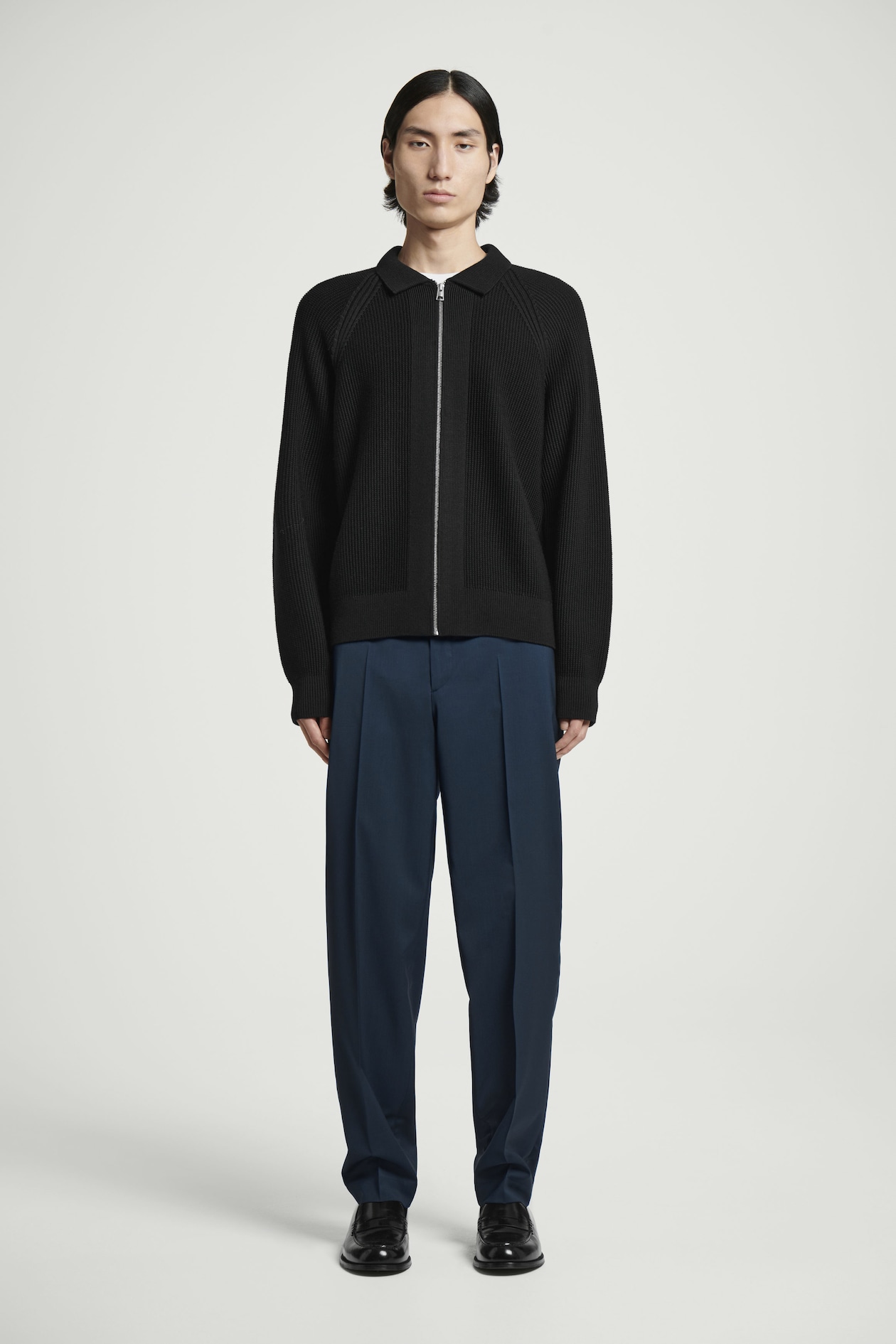 Шерстяные прямые брюки COS, темно-синий
Шерстяные прямые брюки COS, темно-синий