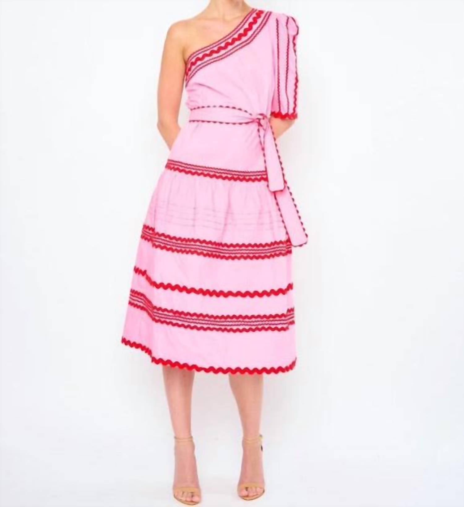 Платье Kerrin с открытыми плечами розового цвета Flora Bea
Платье Kerrin с открытыми плечами розового цвета Flora Bea