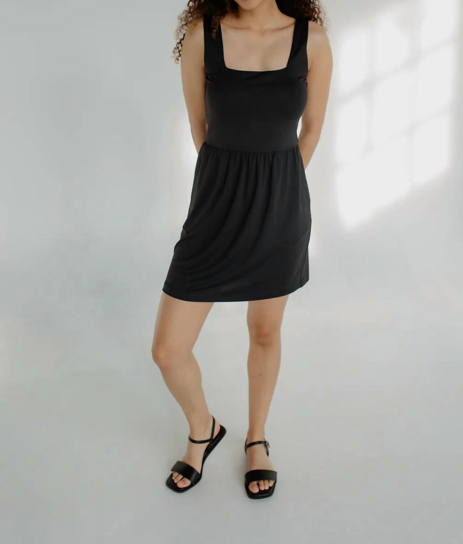 Мини-платье Savannah с квадратным вырезом черного цвета Savra√©
Мини-платье Savannah с квадратным вырезом черного цвета Savra√©