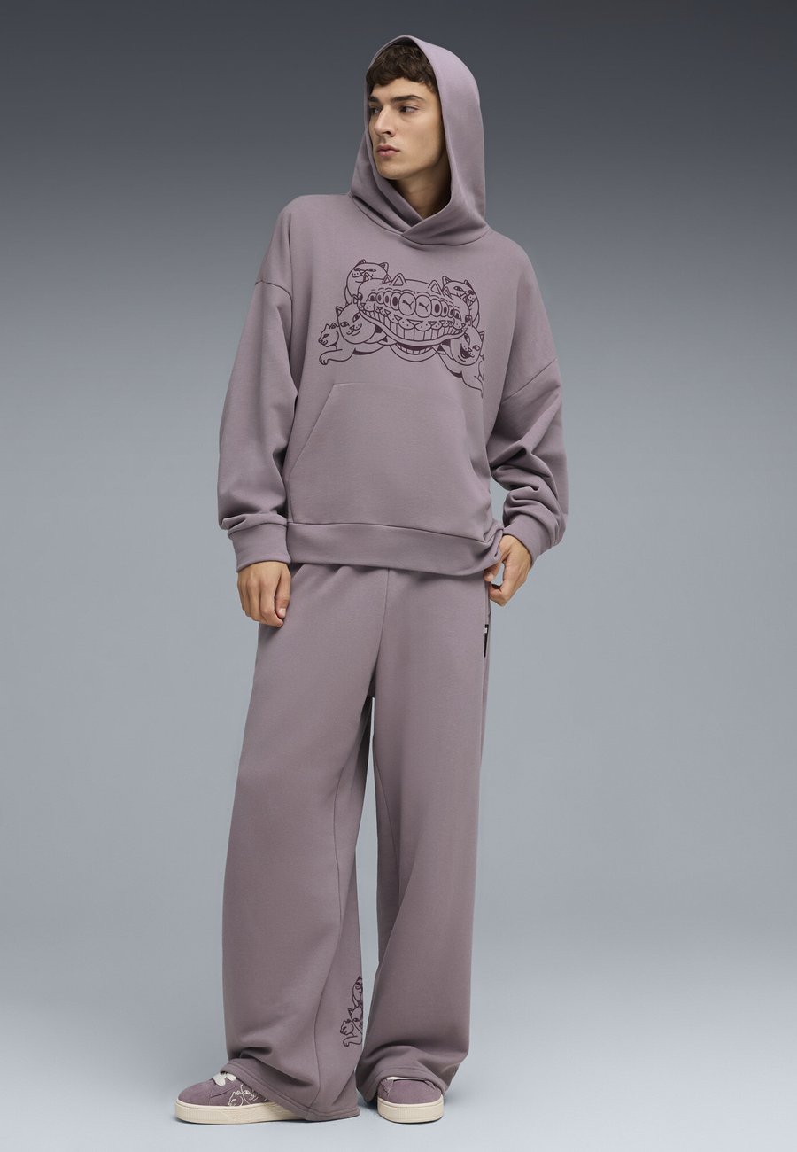 Худи Puma X RIPNDIP BOXY GRAPHIC TR, Plum Jam/Purple
Худи Puma X RIPNDIP BOXY GRAPHIC TR, Plum Jam/Purple