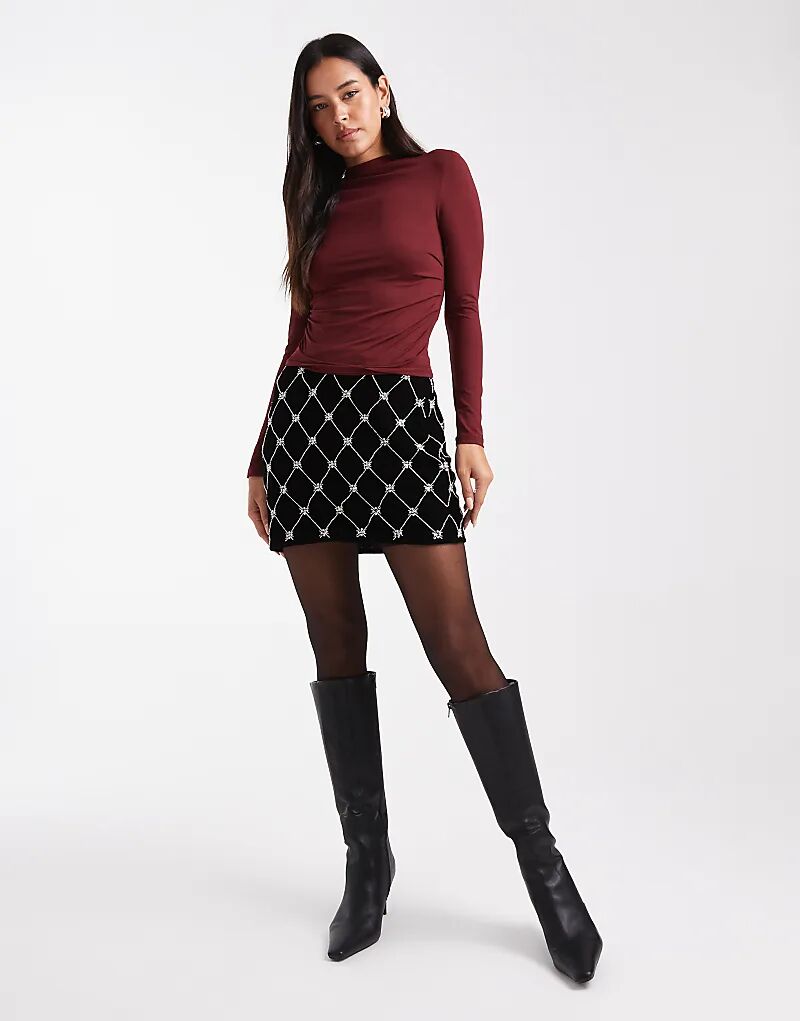 Мини-юбка Miss Selfridge из бархата с декоративным узором черного цвета
Мини-юбка Miss Selfridge из бархата с декоративным узором черного цвета