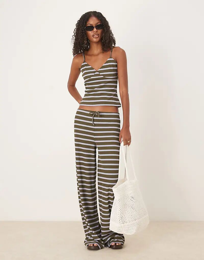 Широкие брюки ASOS со средней посадкой в полоску оливкового цвета — часть комплекта Asos Design
Широкие брюки ASOS со средней посадкой в полоску оливкового цвета — часть комплекта Asos Design