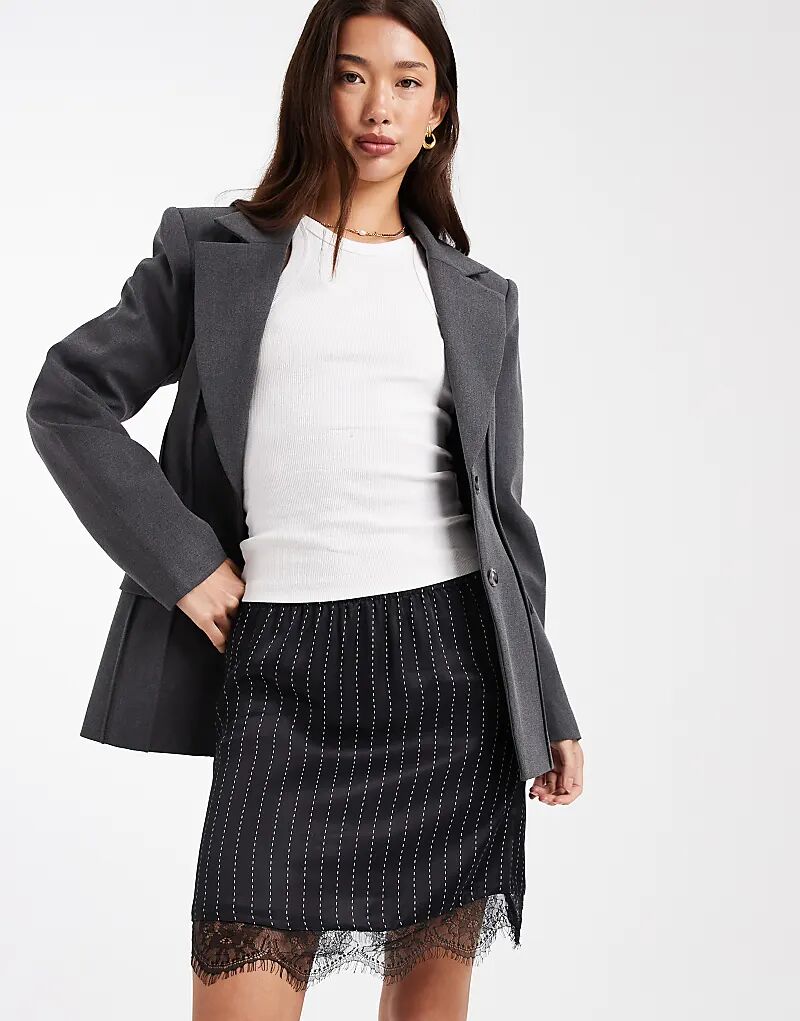 Мини-юбка ASOS DESIGN с кружевной отделкой и принтом в тонкую полоску
Мини-юбка ASOS DESIGN с кружевной отделкой и принтом в тонкую полоску