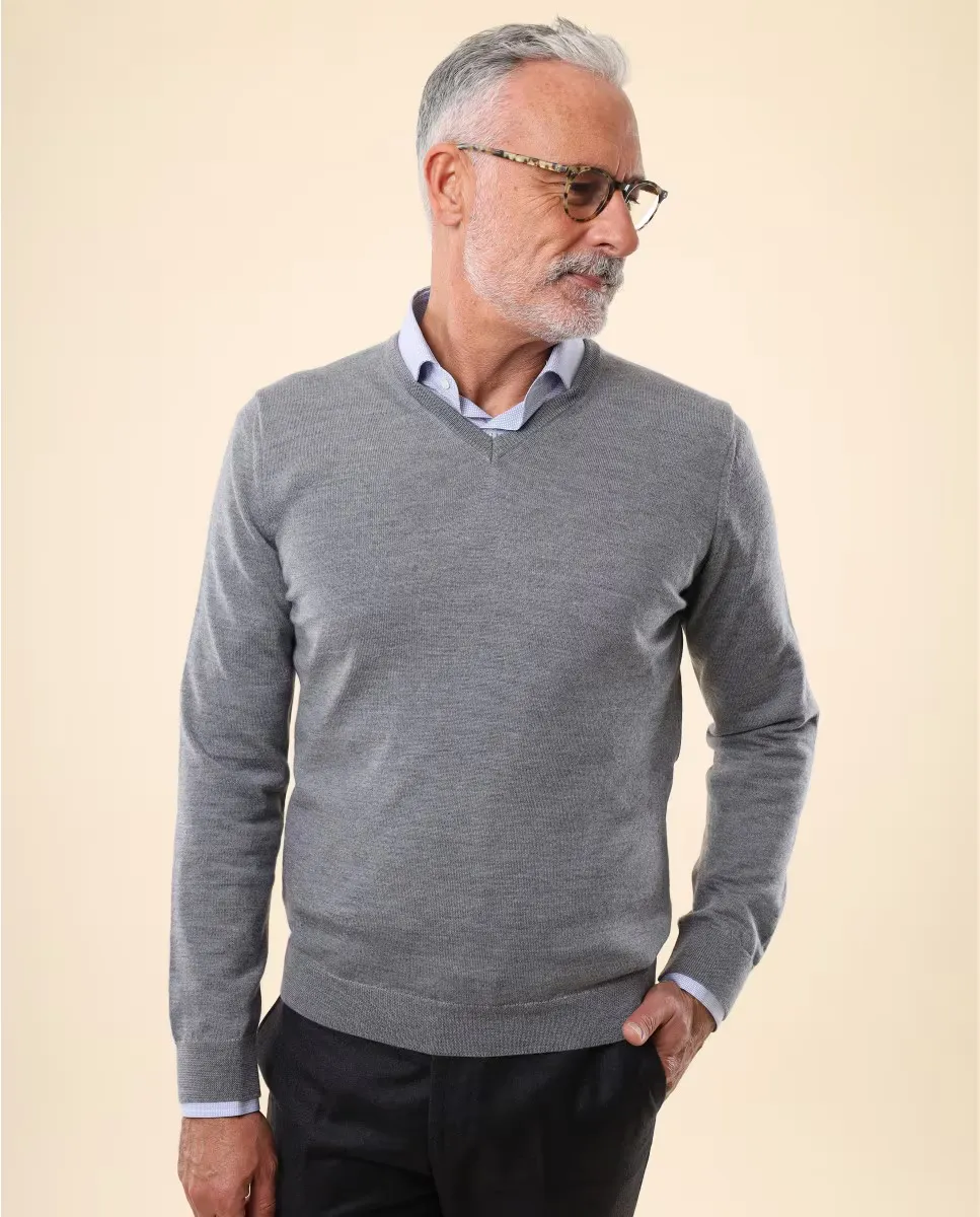 Мужской свитер из 100% тонкой шерсти мериноса серого цвета Wickett Jones, серый
Мужской свитер из 100% тонкой шерсти мериноса серого цвета Wickett Jones, серый