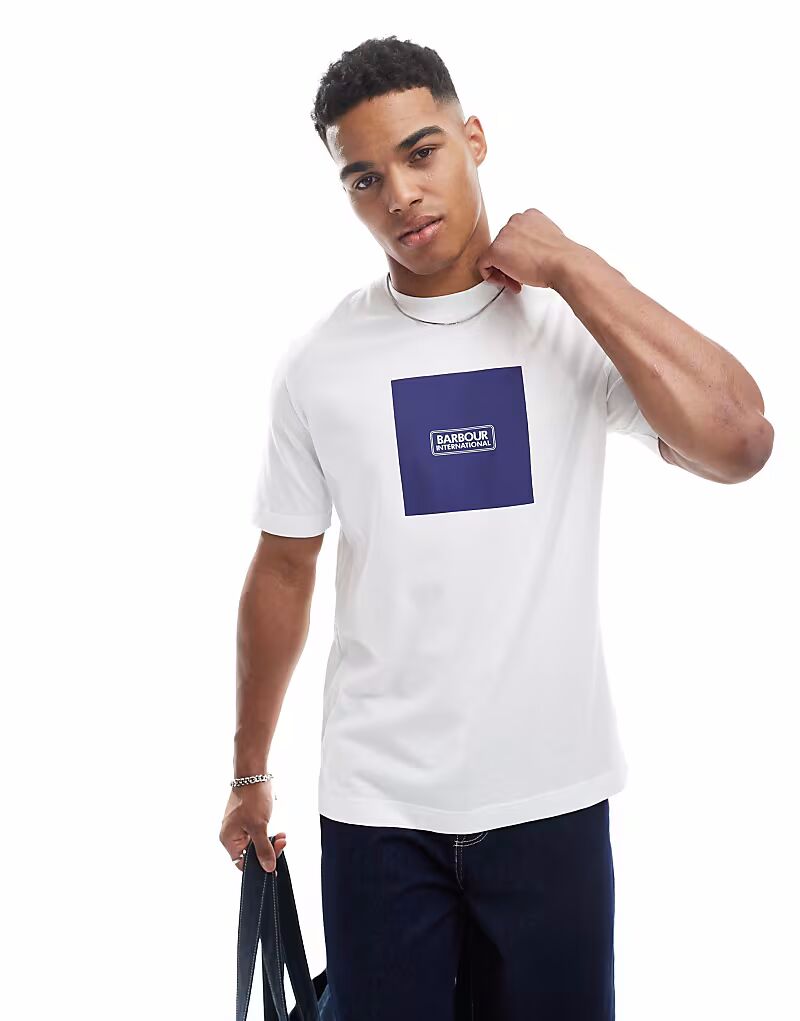 Футболка Barbour International с массовым графическим принтом белого цвета
Футболка Barbour International с массовым графическим принтом белого цвета