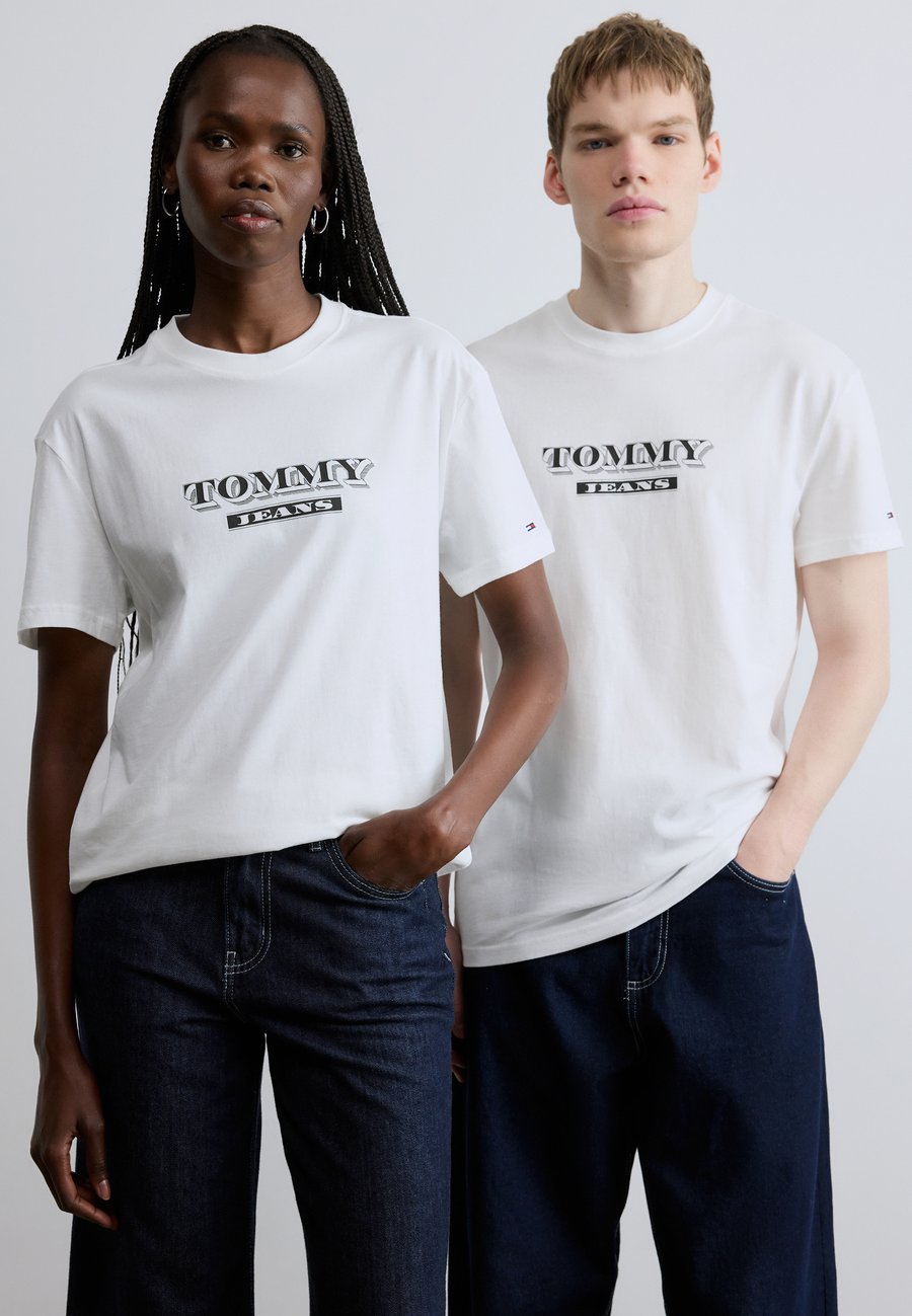 Футболка Tommy Jeans BILLS FONT TEE UNISEX, Ecru/Off-White, Белый, Футболка Tommy Jeans BILLS FONT TEE UNISEX, Ecru/Off-White
Футболка Tommy Jeans BILLS FONT TEE UNISEX, Ecru/Off-White, Белый, Футболка Tommy Jeans BILLS FONT TEE UNISEX, Ecru/Off-White