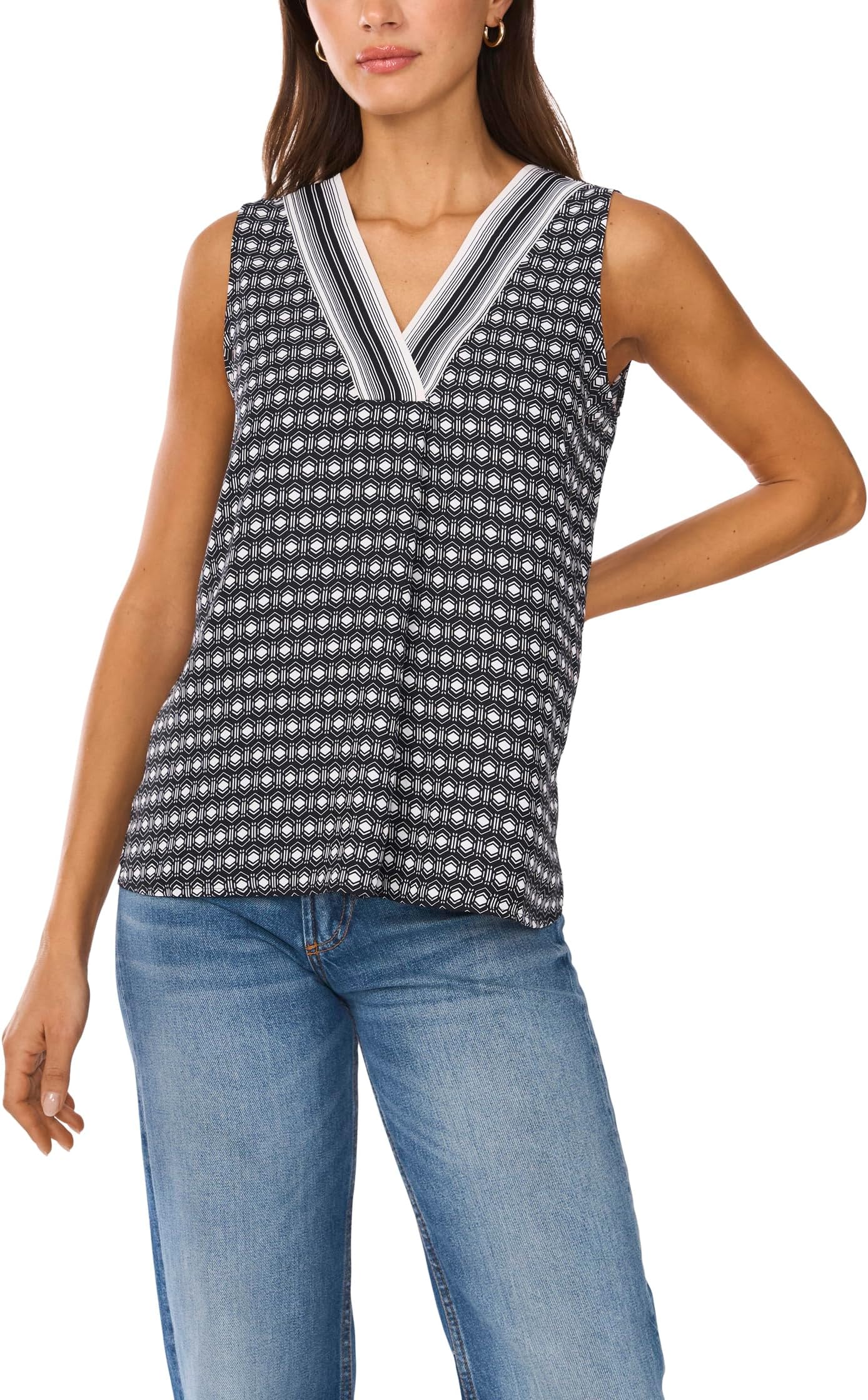 Блуза Vince Camuto V Neck Sleeveless Blouse, цвет Rich Black
Блуза Vince Camuto V Neck Sleeveless Blouse, цвет Rich Black