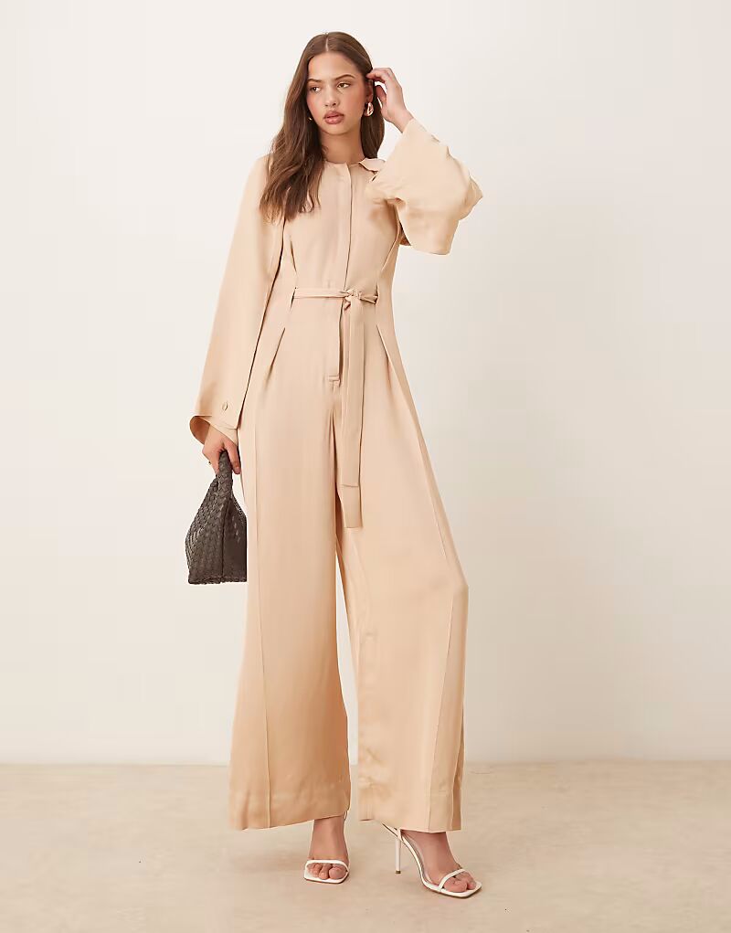 Комбинезон & Other Stories с поясом-хомутом и разрезами на рукавах бежевого цвета 
Комбинезон & Other Stories с поясом-хомутом и разрезами на рукавах бежевого цвета