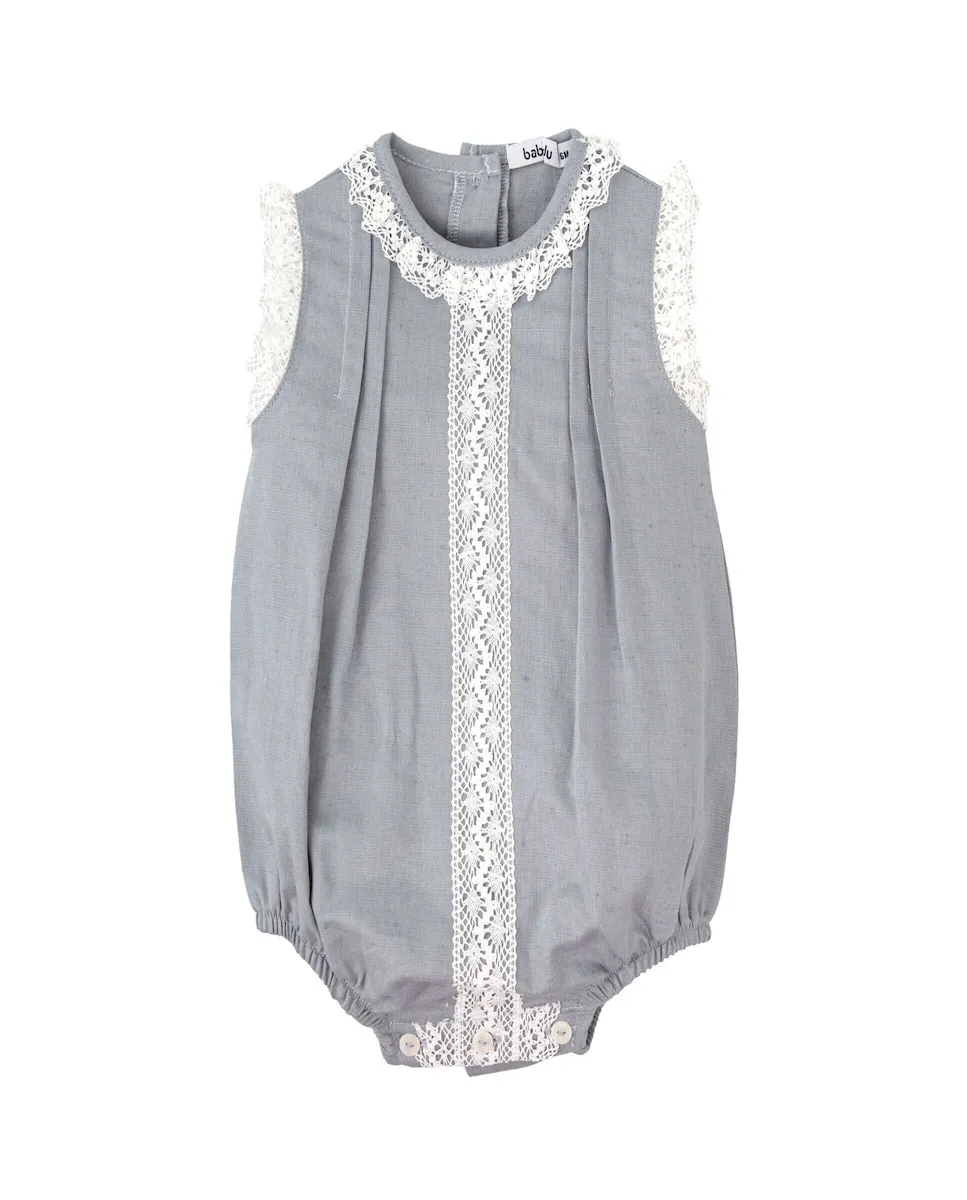 Детский комбинезон с кружевной отделкой Babidú, серый
Детский комбинезон с кружевной отделкой Babidú, серый