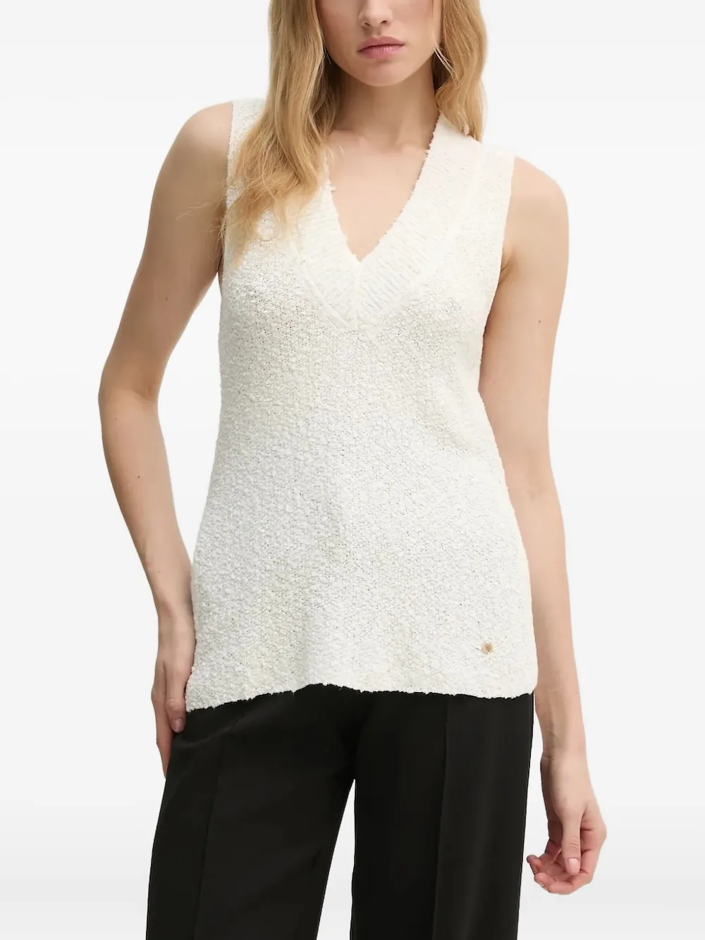 Текстурированный трикотажный топ с V-образным вырезом Pedro Del Hierro, белый
Текстурированный трикотажный топ с V-образным вырезом Pedro Del Hierro, белый