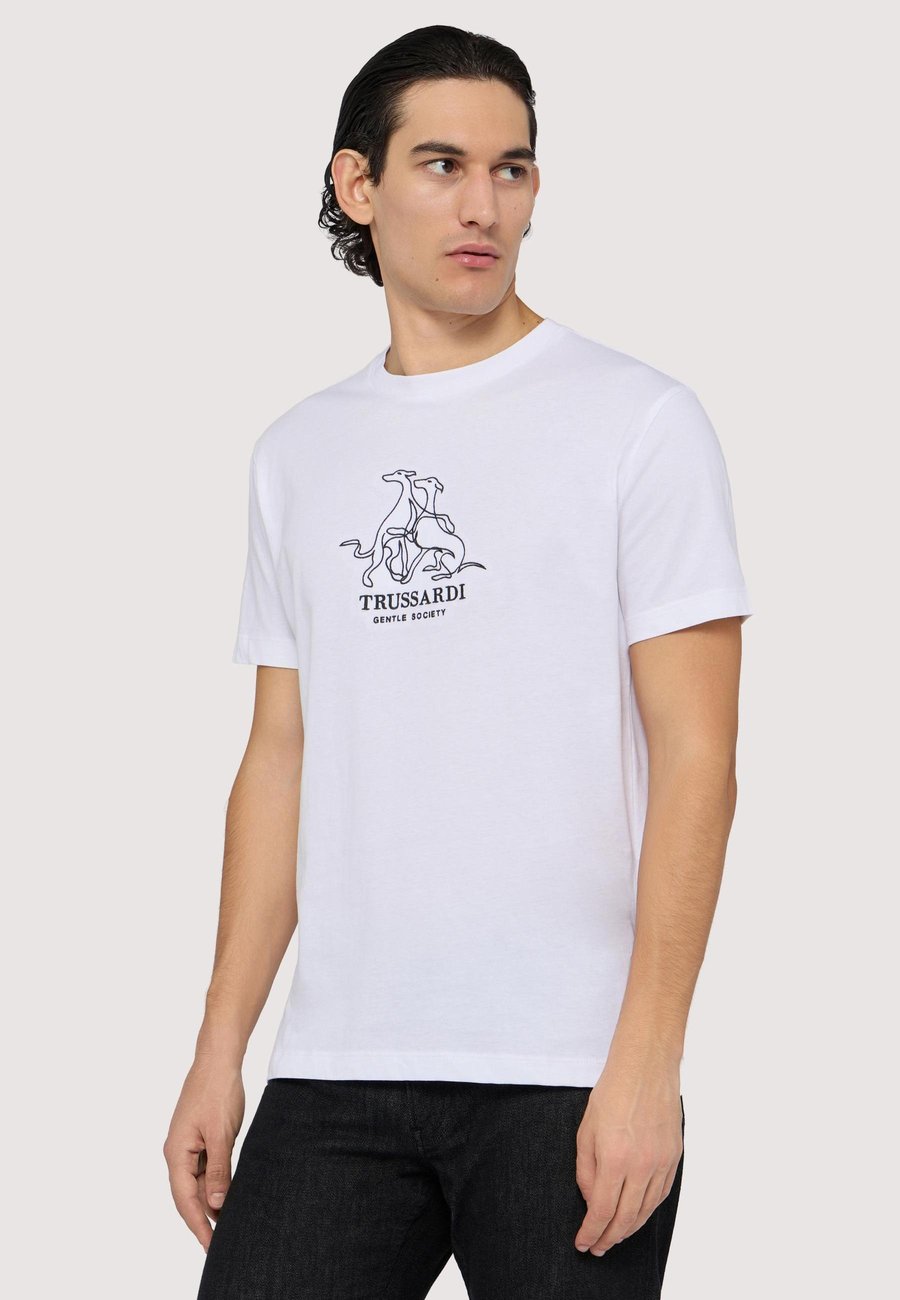 Футболка Trussardi REGULAR FIT CON RICAMO GENTLE SOCIETY, White Siracusa/White
Футболка Trussardi REGULAR FIT CON RICAMO GENTLE SOCIETY, White Siracusa/White