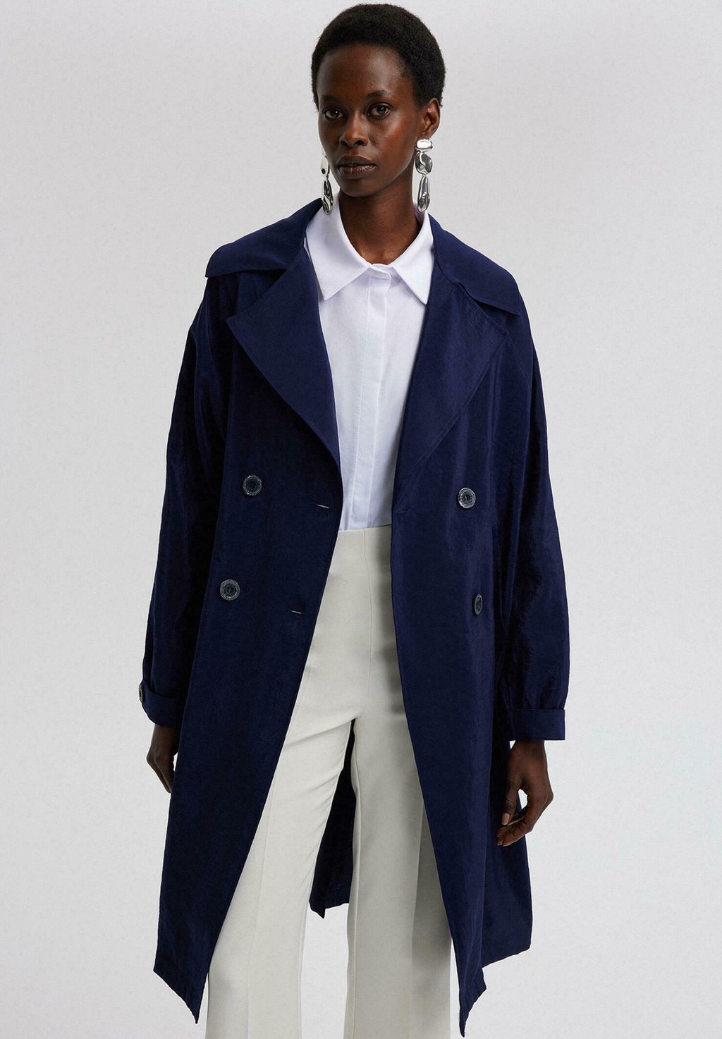 Пальто-тренч CUPRA Touché Privé, темно-синий 
Пальто-тренч CUPRA Touché Privé, темно-синий